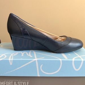 Life Stride Navy Heels